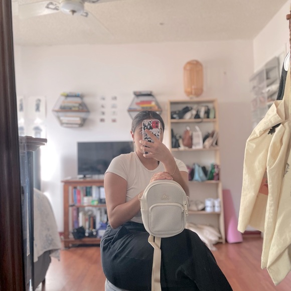 LIKE NEW ADIDAS AIRMESH CONVERTIBLE MINI BACKPACK AND CROSSBODY - Picture 2 of 7